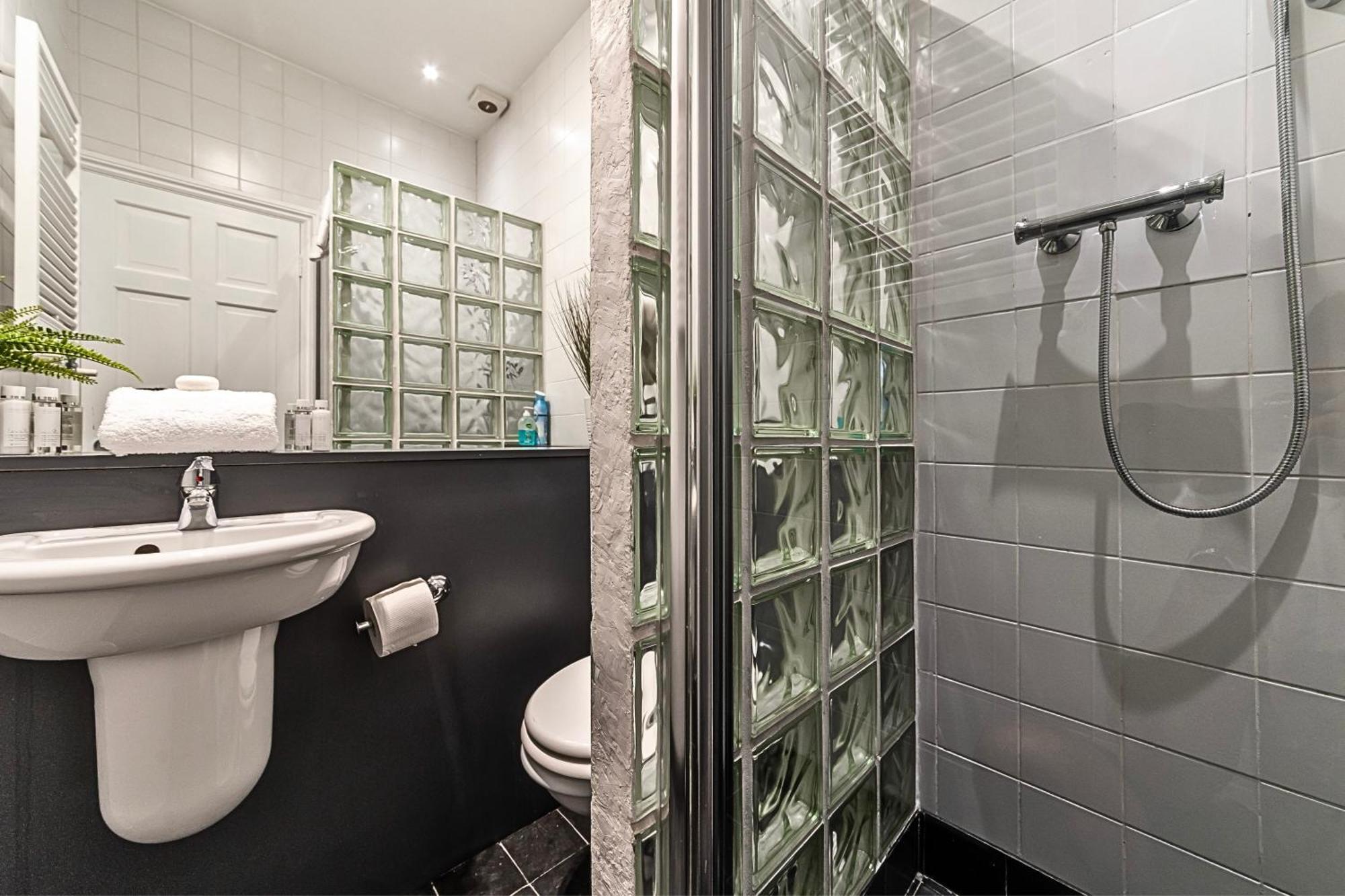The Secret Kensington Garden Mews-2 Bedroom Full House-2 Train Lines- Spacious-Kings Road- Harrods -Chelsea Stadium-Private Small Patio لندن المظهر الخارجي الصورة