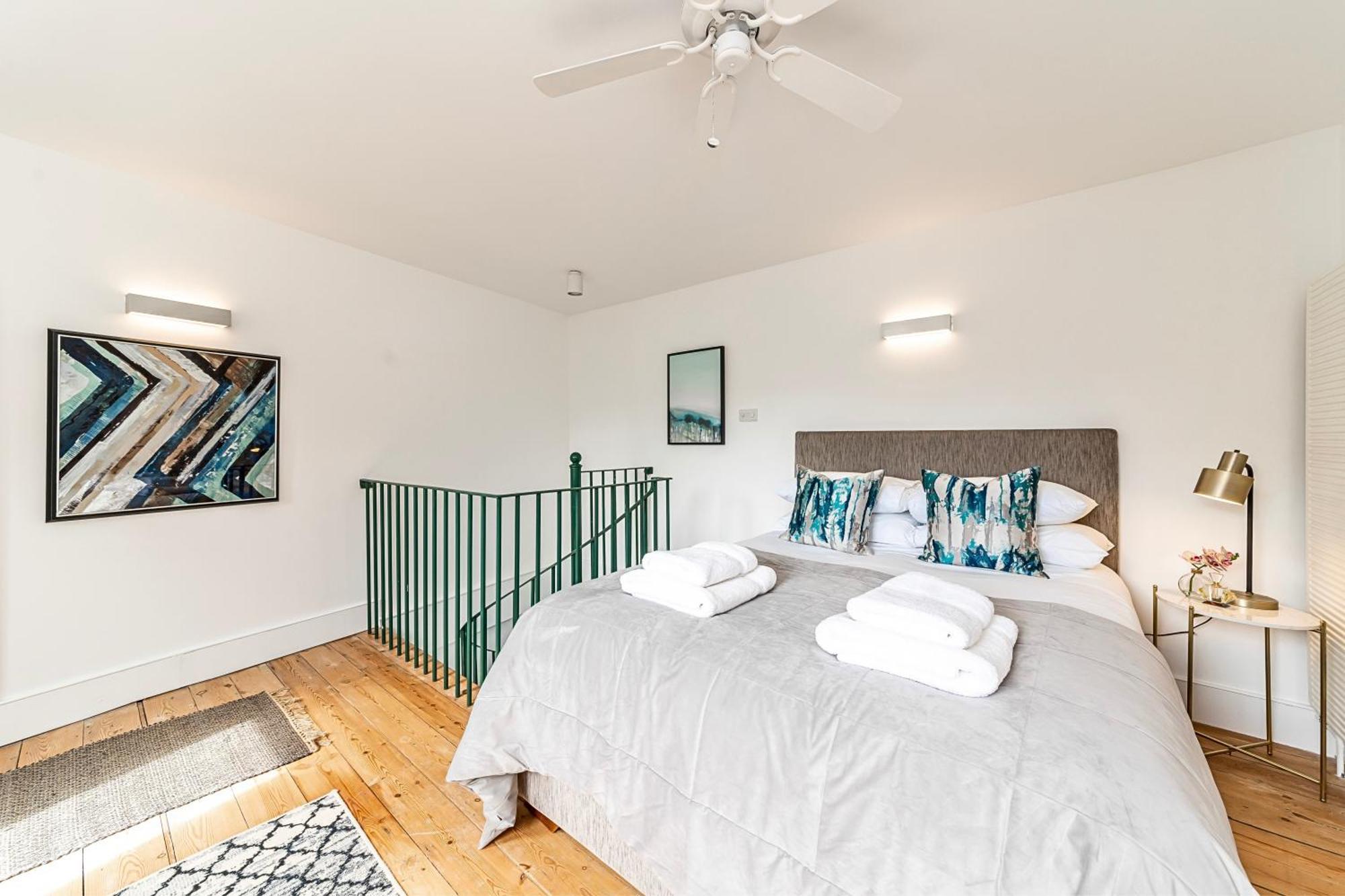 The Secret Kensington Garden Mews-2 Bedroom Full House-2 Train Lines- Spacious-Kings Road- Harrods -Chelsea Stadium-Private Small Patio لندن المظهر الخارجي الصورة