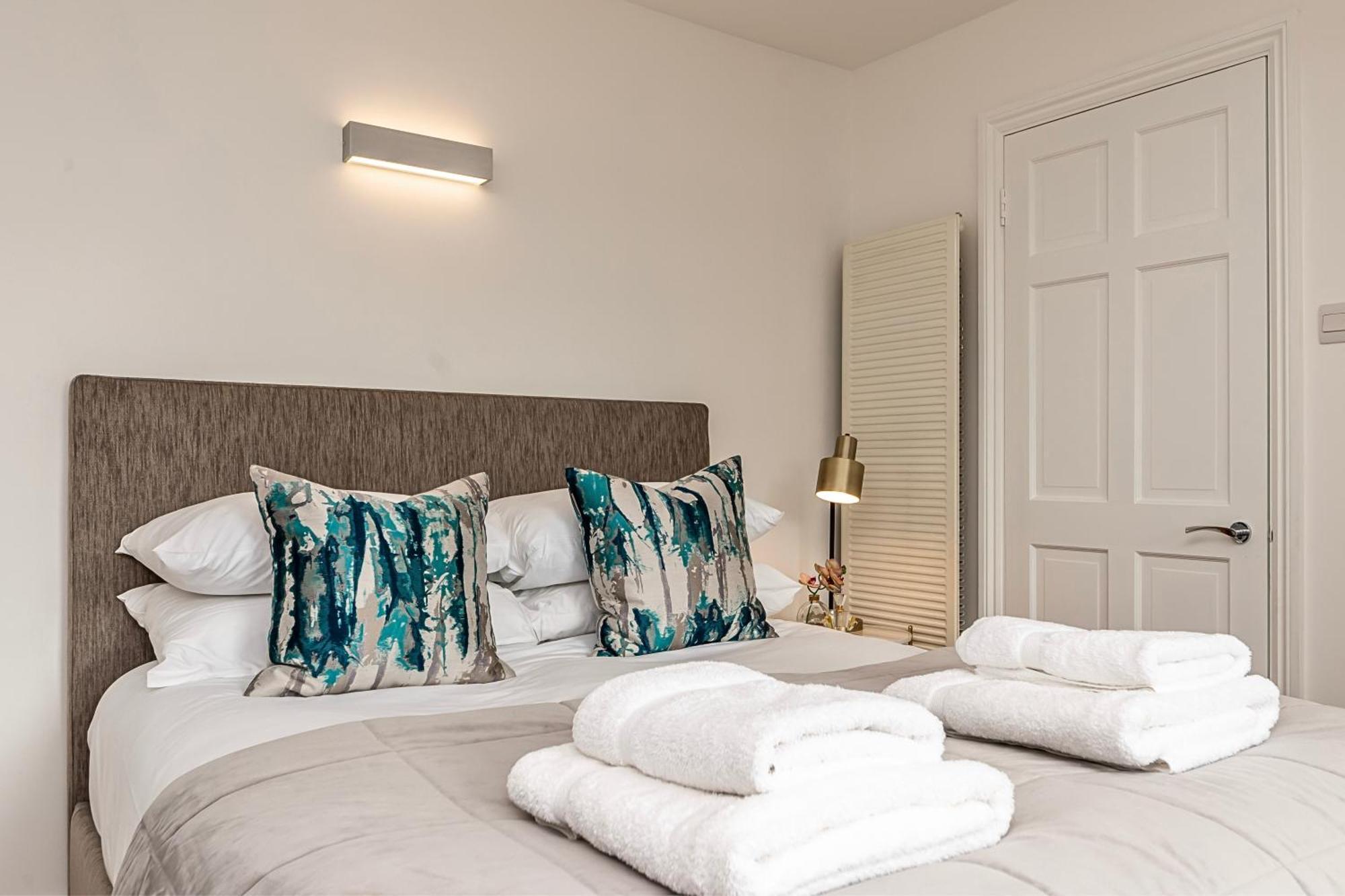 The Secret Kensington Garden Mews-2 Bedroom Full House-2 Train Lines- Spacious-Kings Road- Harrods -Chelsea Stadium-Private Small Patio لندن المظهر الخارجي الصورة