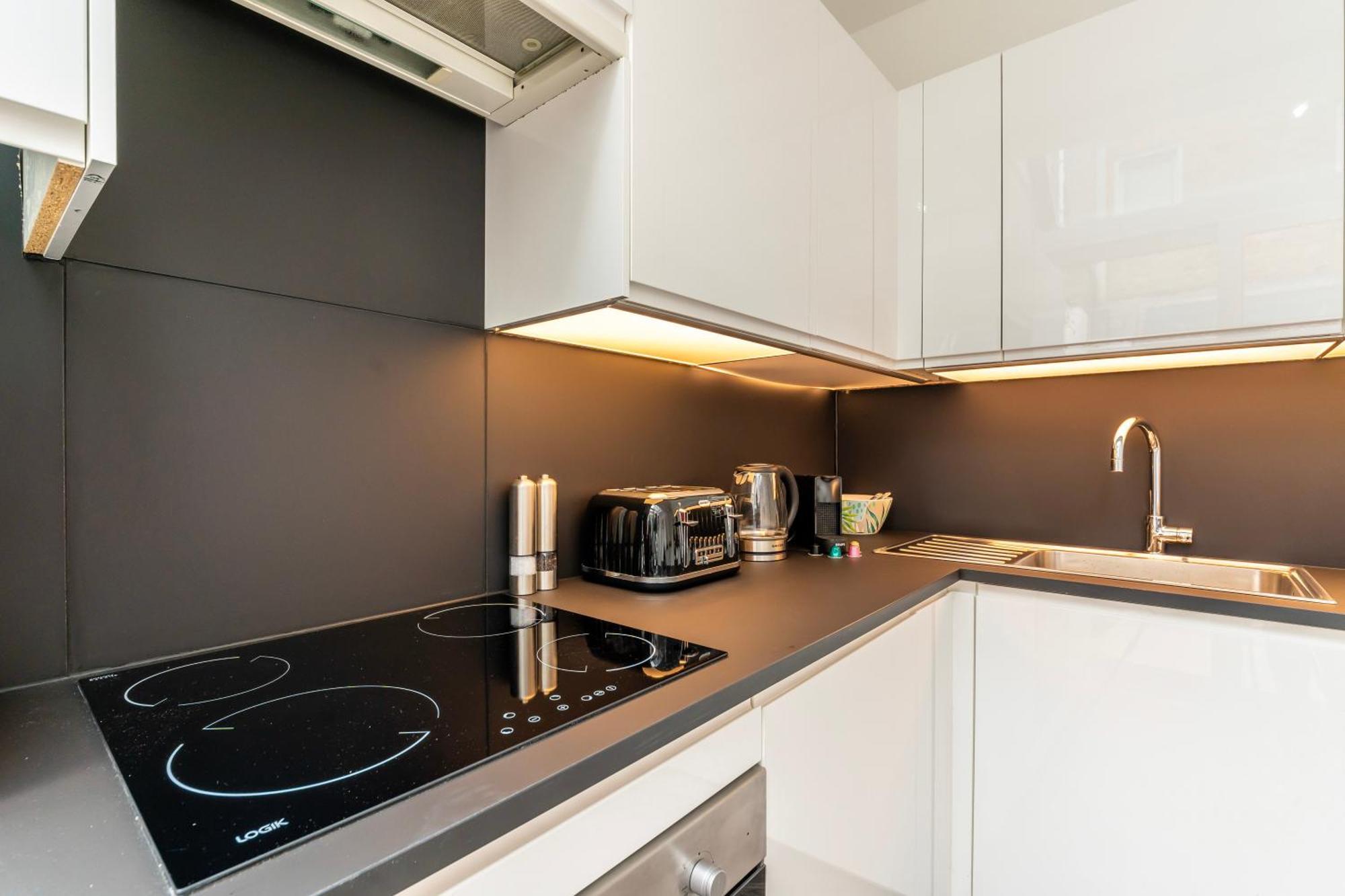 The Secret Kensington Garden Mews-2 Bedroom Full House-2 Train Lines- Spacious-Kings Road- Harrods -Chelsea Stadium-Private Small Patio لندن المظهر الخارجي الصورة