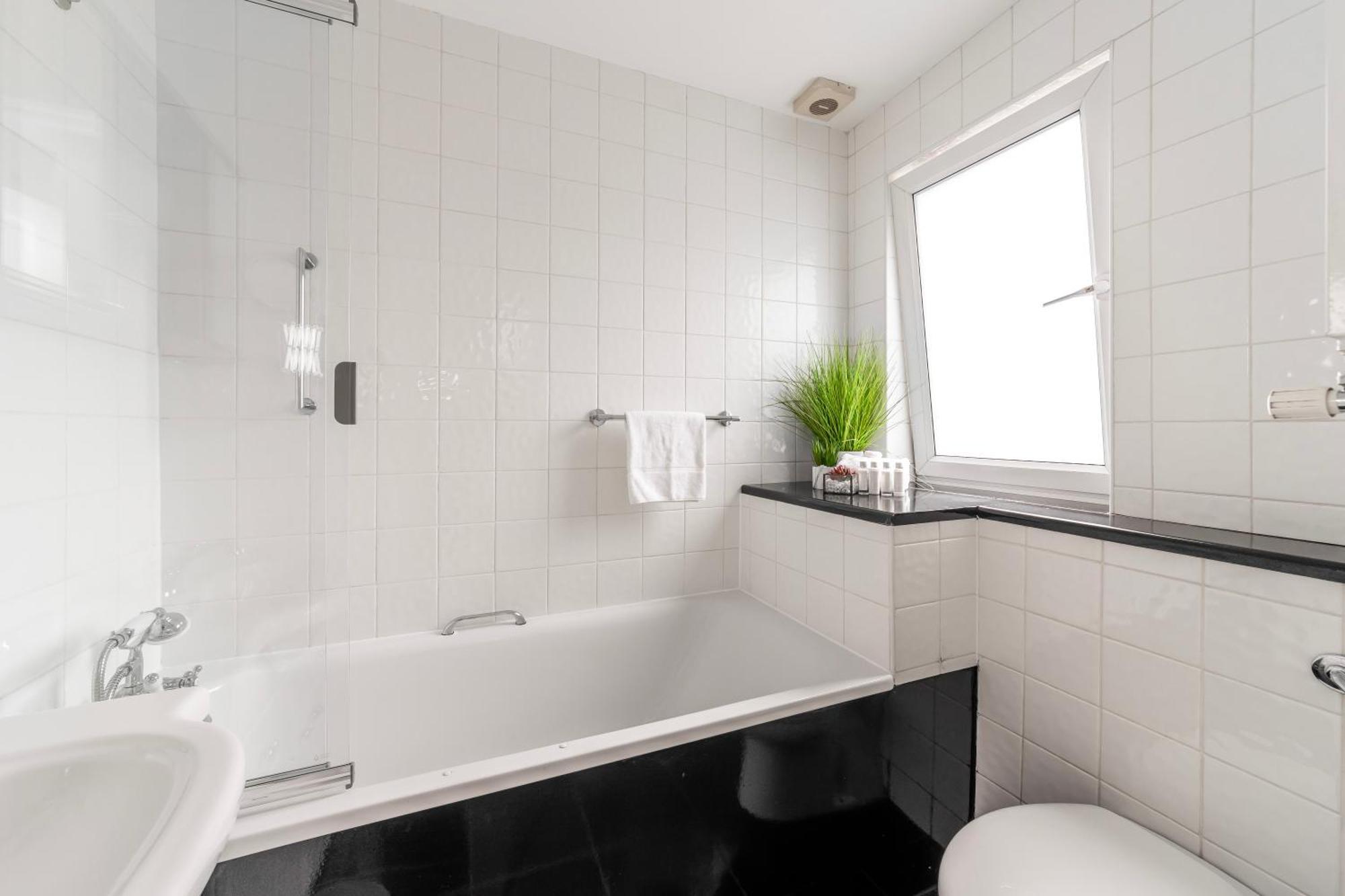 The Secret Kensington Garden Mews-2 Bedroom Full House-2 Train Lines- Spacious-Kings Road- Harrods -Chelsea Stadium-Private Small Patio لندن المظهر الخارجي الصورة