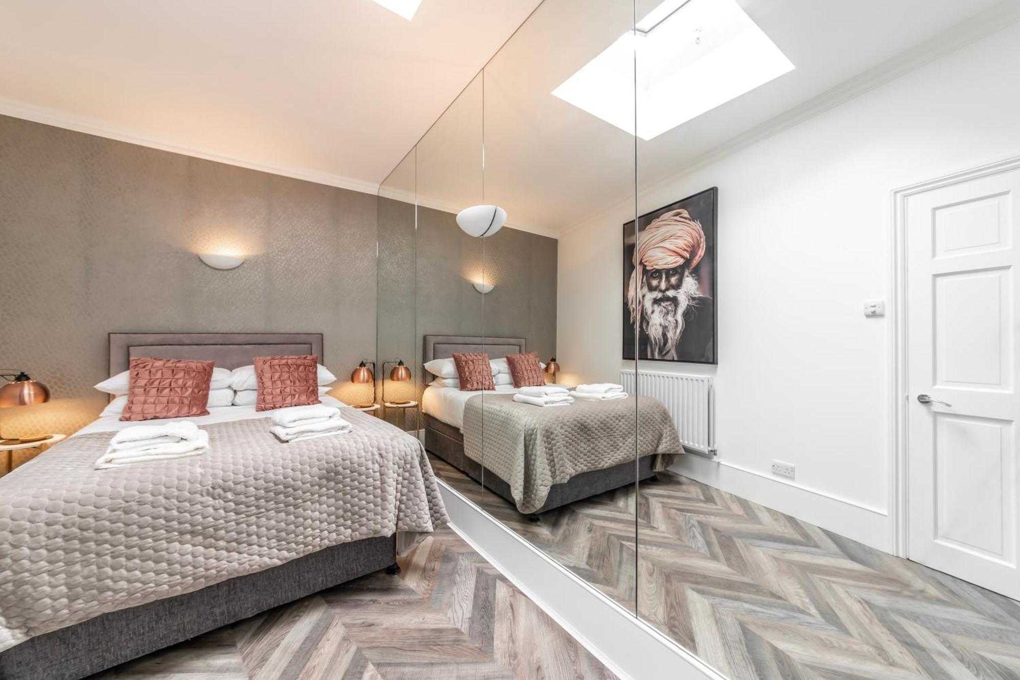 The Secret Kensington Garden Mews-2 Bedroom Full House-2 Train Lines- Spacious-Kings Road- Harrods -Chelsea Stadium-Private Small Patio لندن المظهر الخارجي الصورة